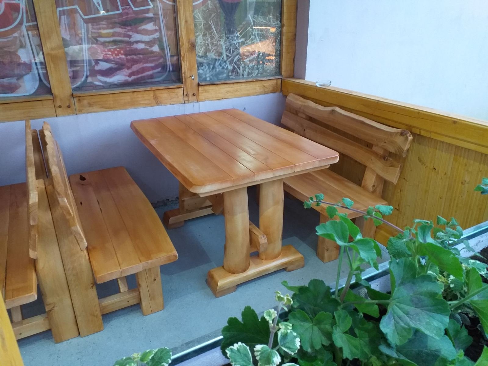 mali drveni sto i klupe za restorane
