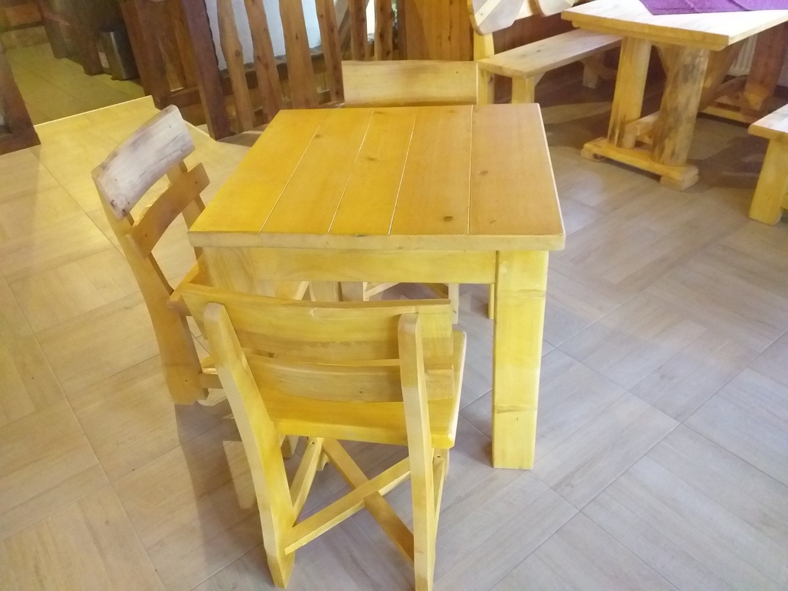 mali drveni sto i stolice